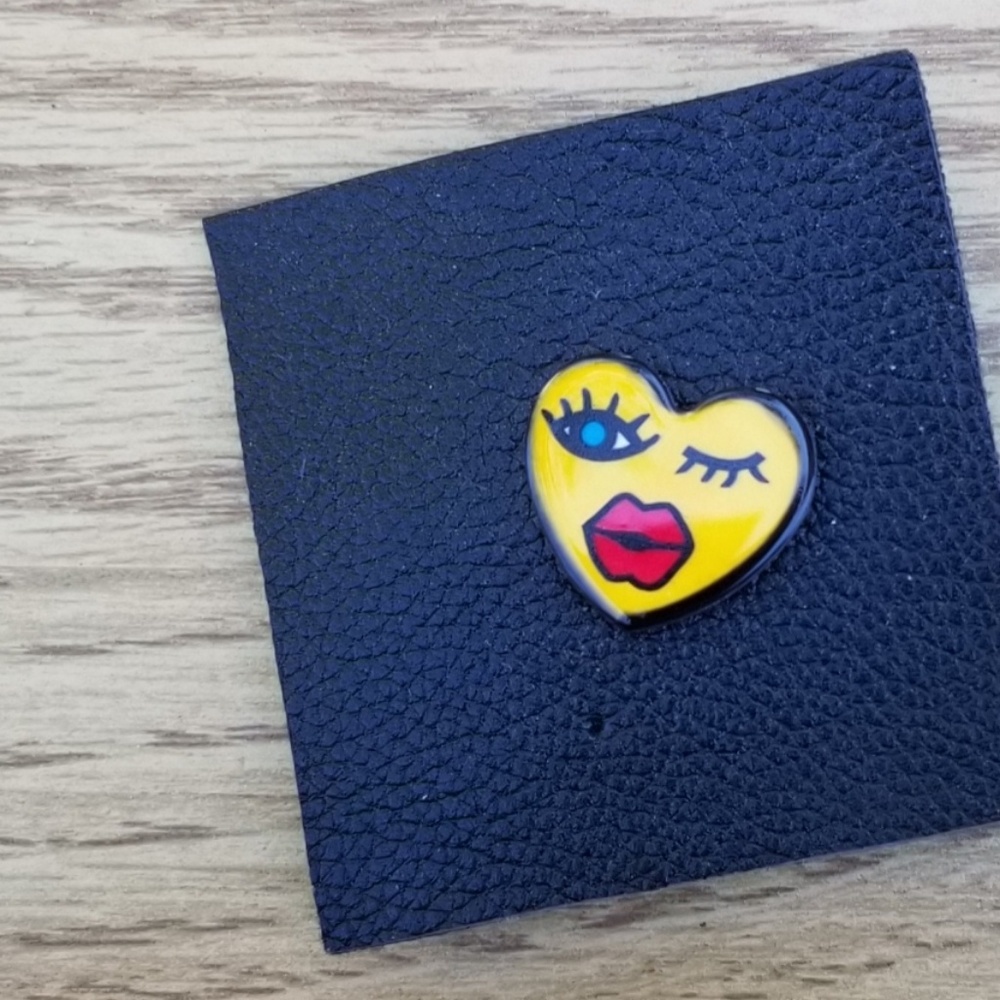 BUY2Get1🆓️ Heart Face Pin